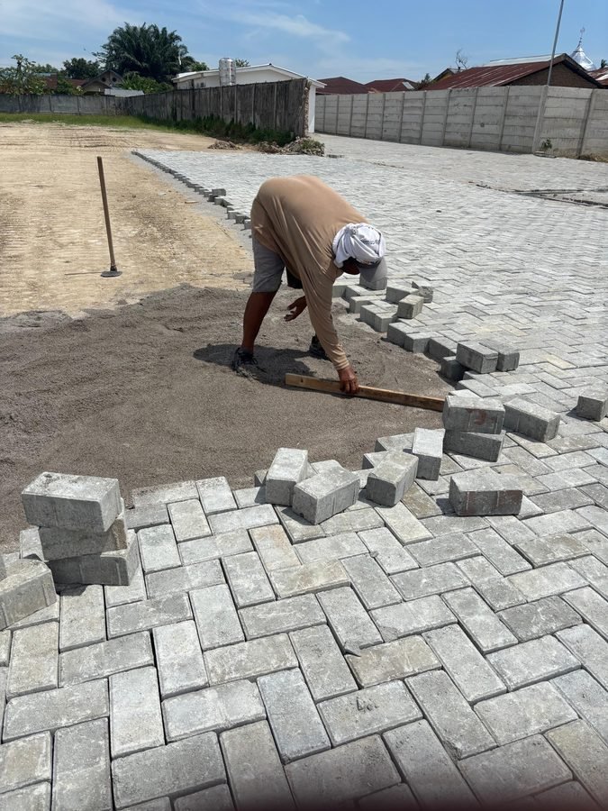Pemasangan paving block di PT Agro Deli